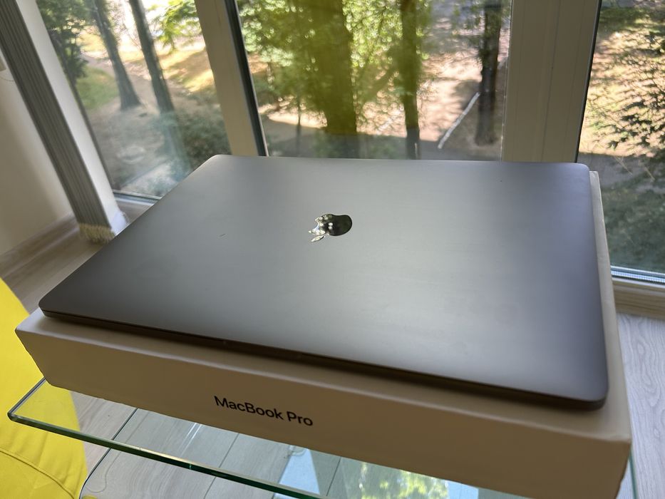Macbook Pro 15 2019г, i7, 16/256