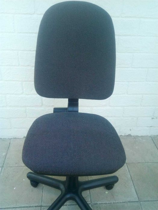 Офисный стул на колесах