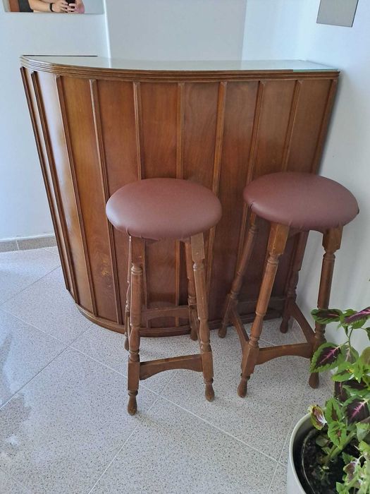 Balcão de bar em madeira, com 2 bancos