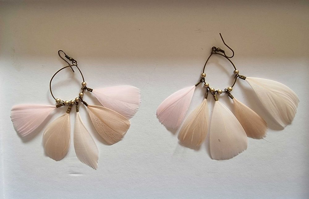 Brincos com penas em tons rosa claro/ bege