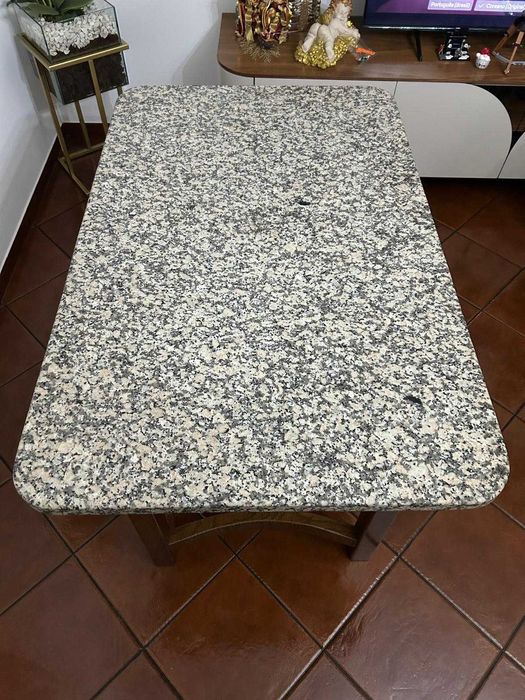 Mesa com Estrutura em Madeira e Tampo em Granito