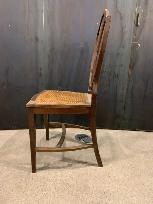 Cadeira antiga vintage em Madeira e palha