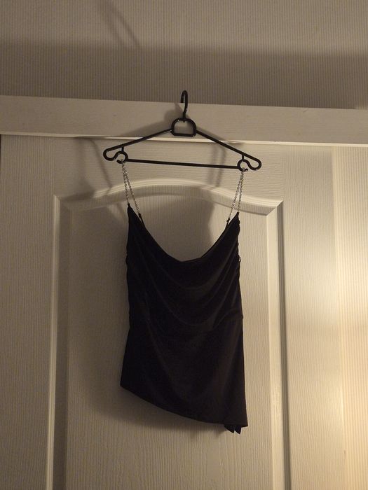 Czarny top na ramiączkach  Bershka