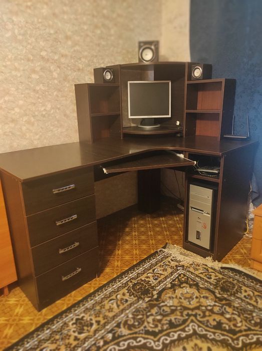 Продам компьютерный стол