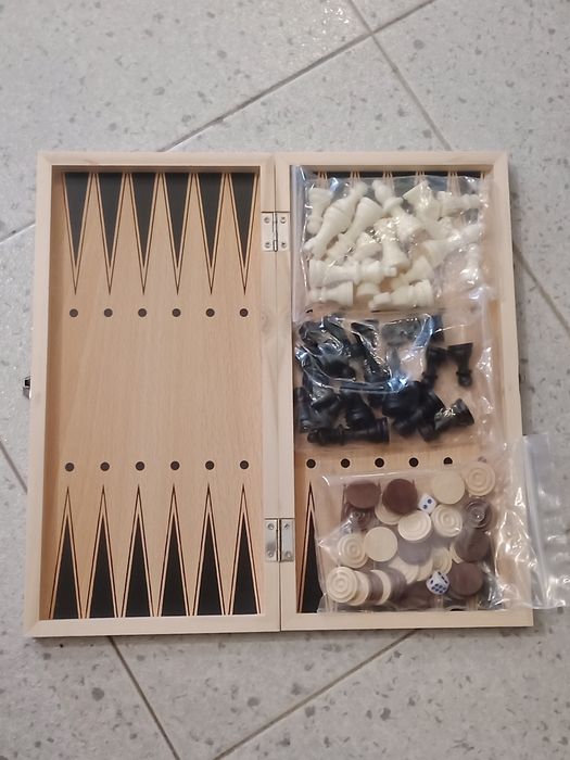 Jogo de Xadrez / Damas / Gamão 3 em 1