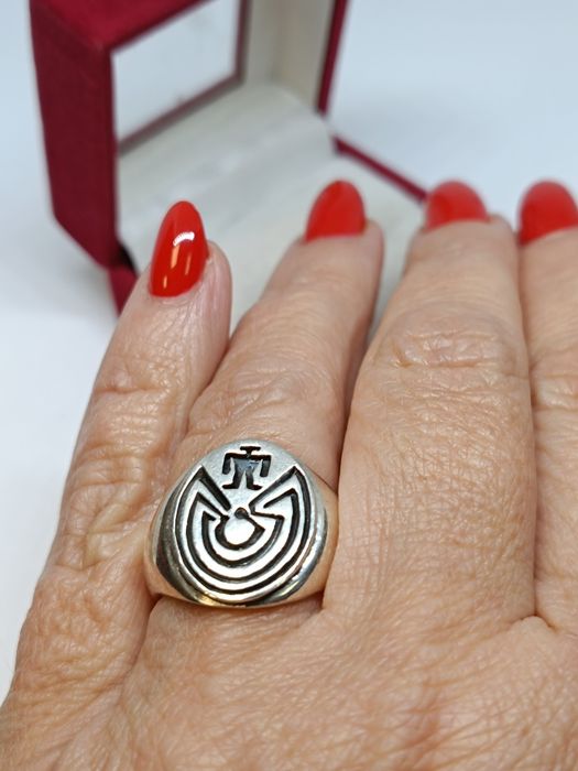 Srebrny sygnet z człowiekiem przed labiryntem roz.15, srebro próby 925