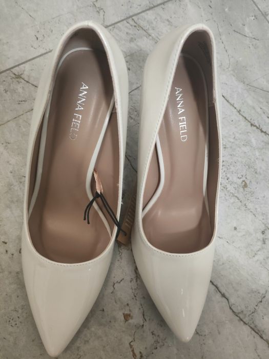 Nowe buty 37 off-white, ślubne na obcasie