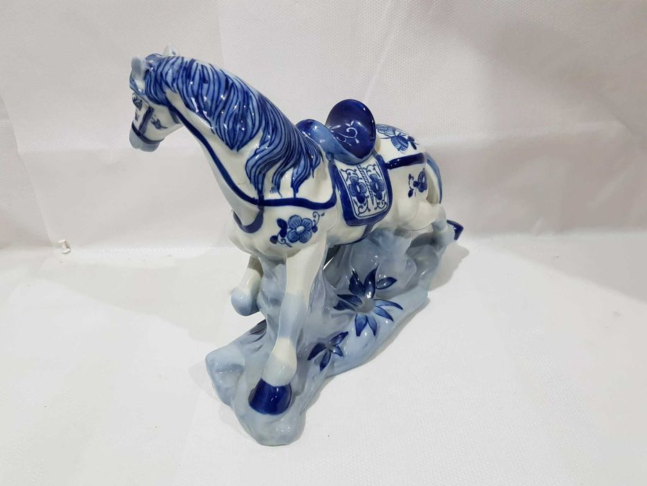 Porcelanowy biało-niebieski Koń w stylu Chinoiserie