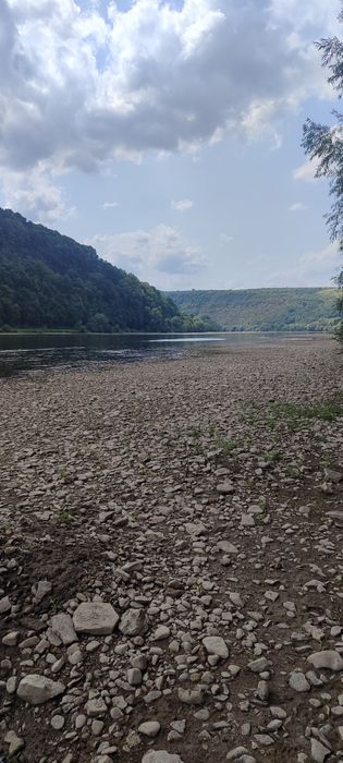 Будинок на березі річки Дністер