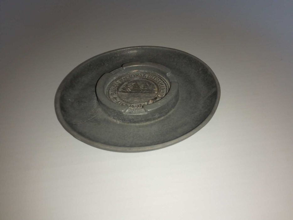 Cinzeiro publicitário Banco Nacional Ultramarino, em metal