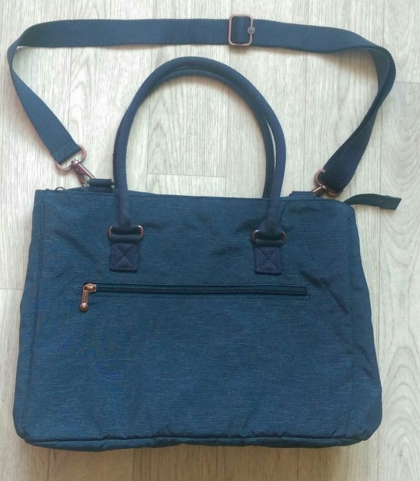 Cумка б/у женская деловая, под ноутбук Kipling с брелком.