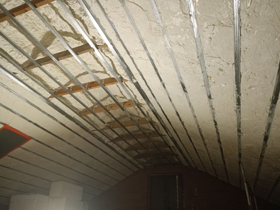 Izolacje natryskowe piana pur ocieplenie poddasza