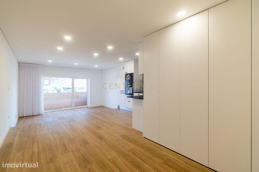 Apartamento T1 Remodelado e Mobilado no Primeiro Andar, Praia da Madal