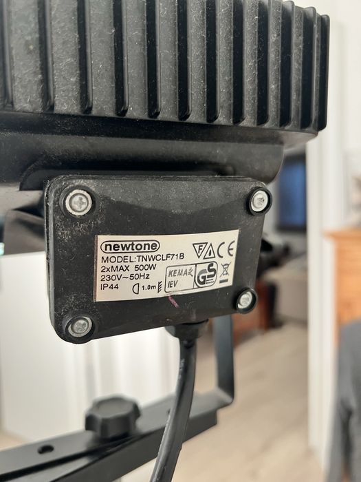 2 focos/holofotes com tripé preto