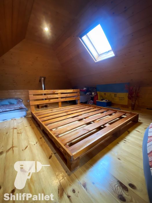 Ліжко з дерева в стилі паллет