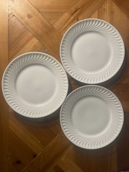 1 Prato raso + 3 pratos sobremesa porcelana branca Vista Alegre Sagres