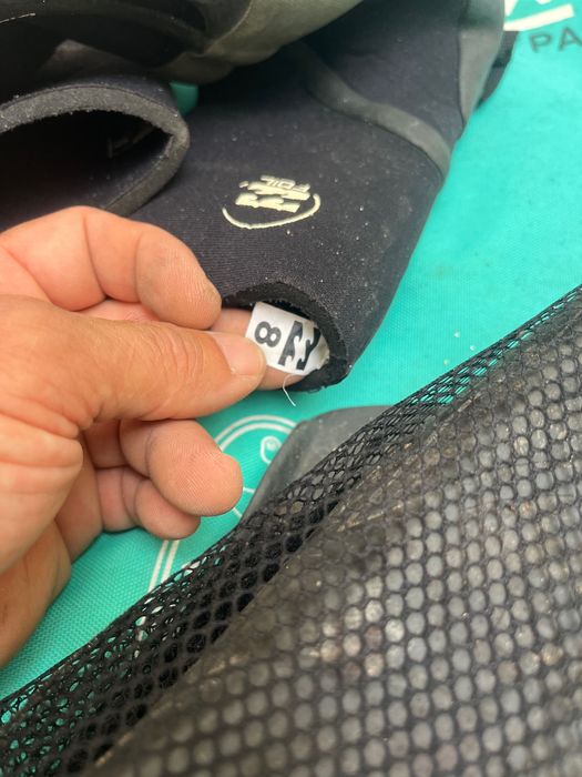 Fato de surf médio pouco uso