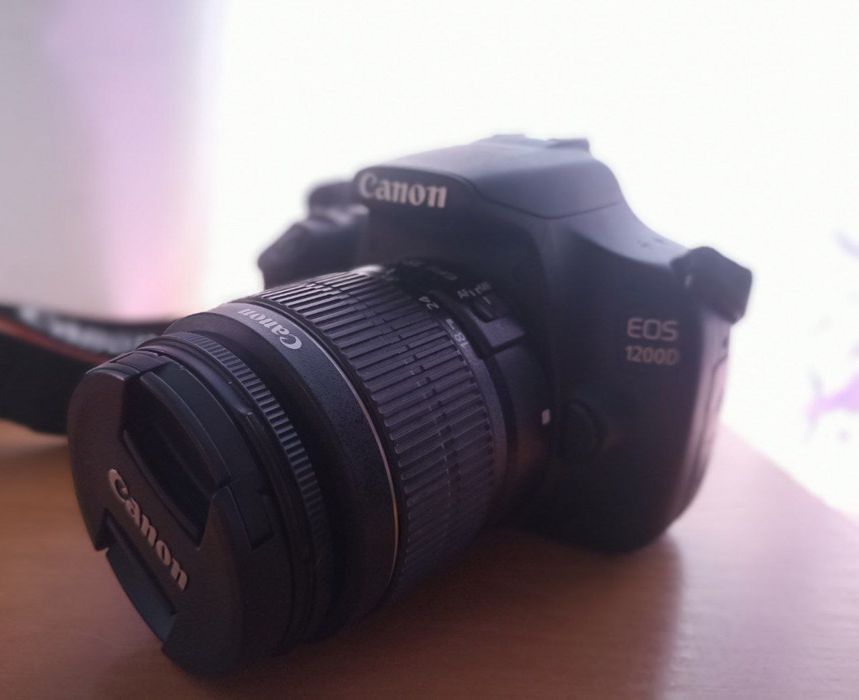 Canon EOS 1200D В хорошому стані.
В комплект іде , зарядка, батарея ,