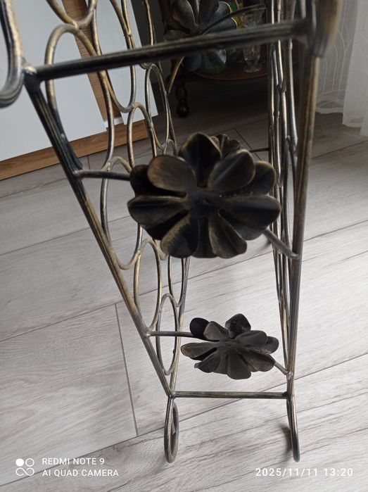 Stojak na wino metalowy