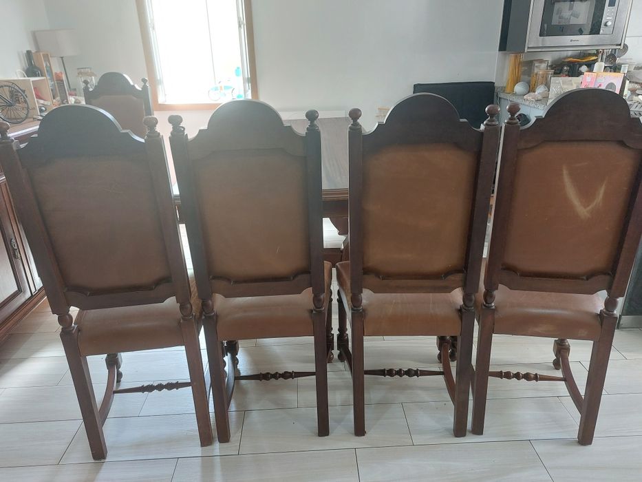 Mesa de jantar com 6 cadeiras e aparador