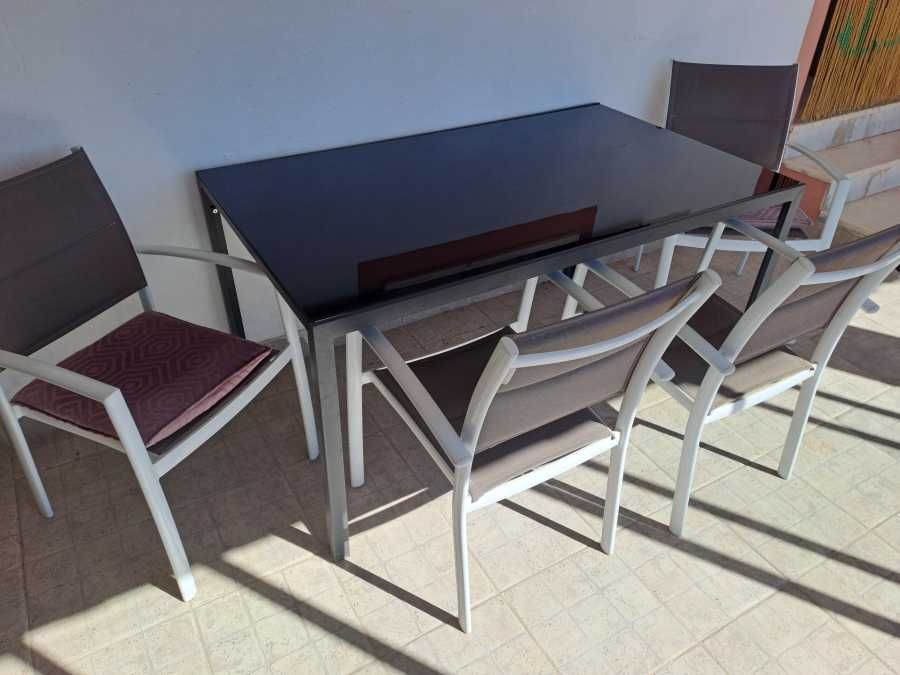 Mesa de vidro preta e 4 cadeiras