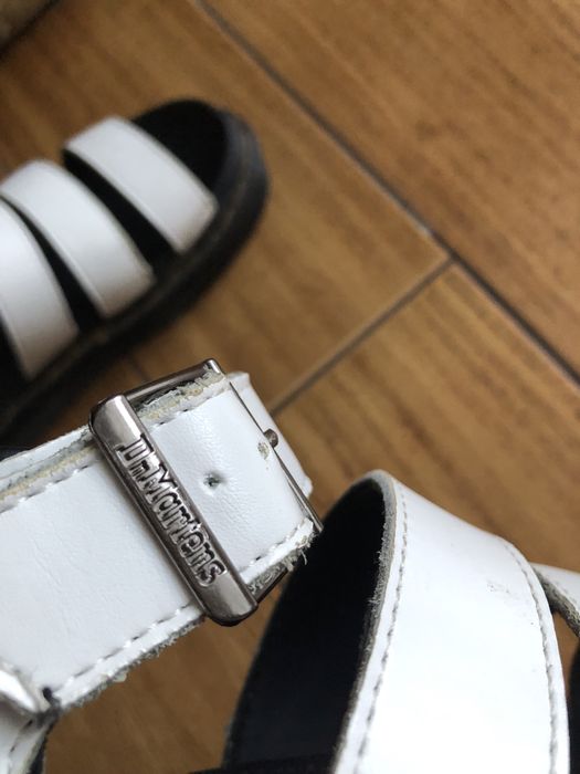 Sandały na platformie dr. Martens białe z paskami 36