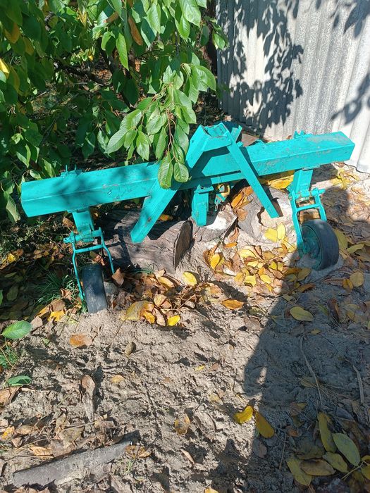 Культиватор трьох рядний.