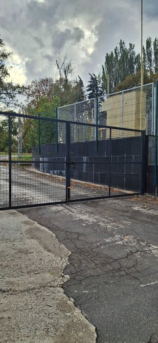 Установка забора из сетки рабицы. Установка забора со сварной сетки