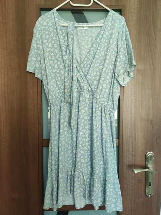 Niebieska sukienka w kwiaty Cropp XL 42