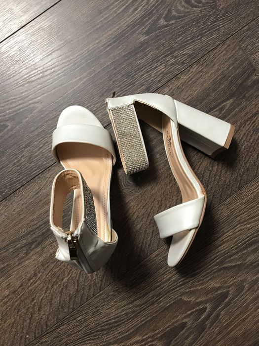 Босоножки женские