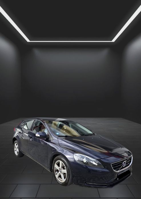VOLVO V40 D2 - Versatilidade e Elegância Premium