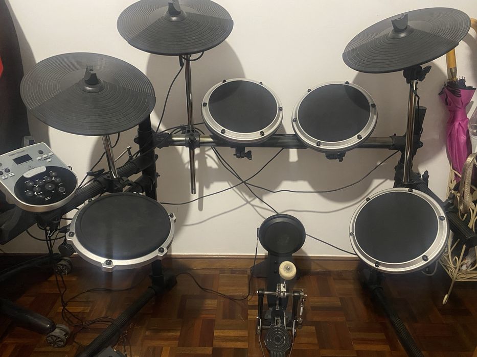 Bateria Eletronica BEHRINGER completa em otimo estadoe em pleno funcionamento