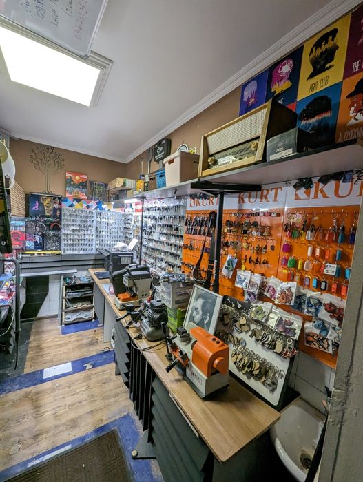 Продам обладнання для виготовлення та програмування всіх видів ключів