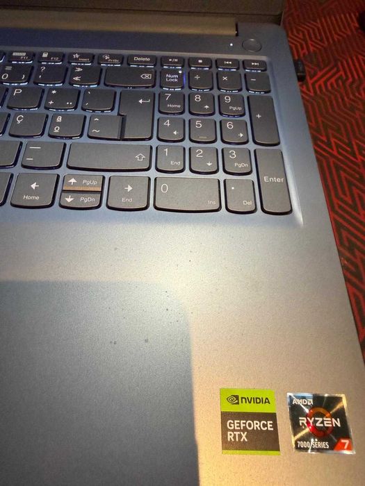 Portátil Gaming LENOVO LOQ E 15ARP10E-777