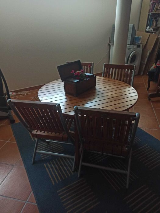 Mesa redonda dobrável e seis cadeiras dobráveis em madeira e alumínio