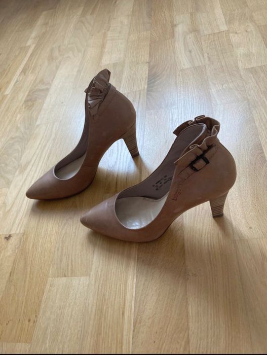 Karmelowe skórzane nowe buty czółenka na słupku szpilki Bugatti 38