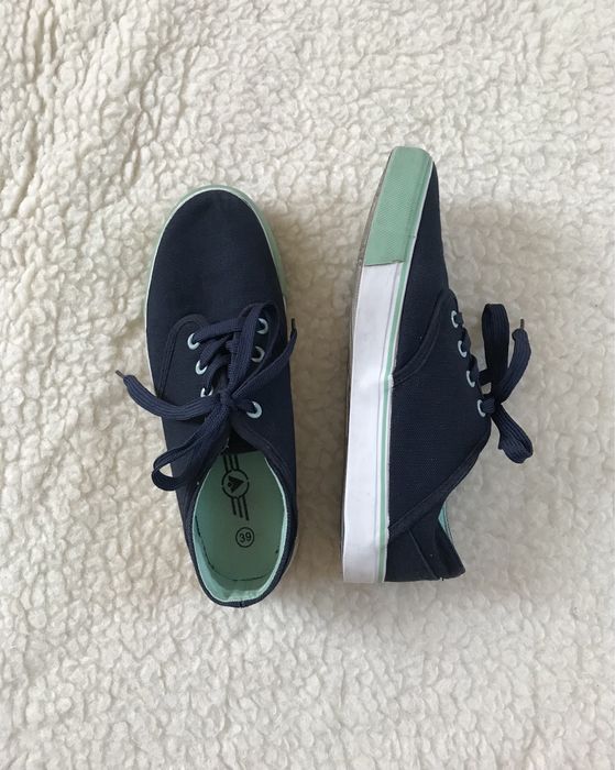 Granatowe trampki McArthur na wysokiej podeszwie miętowe buty sportowe