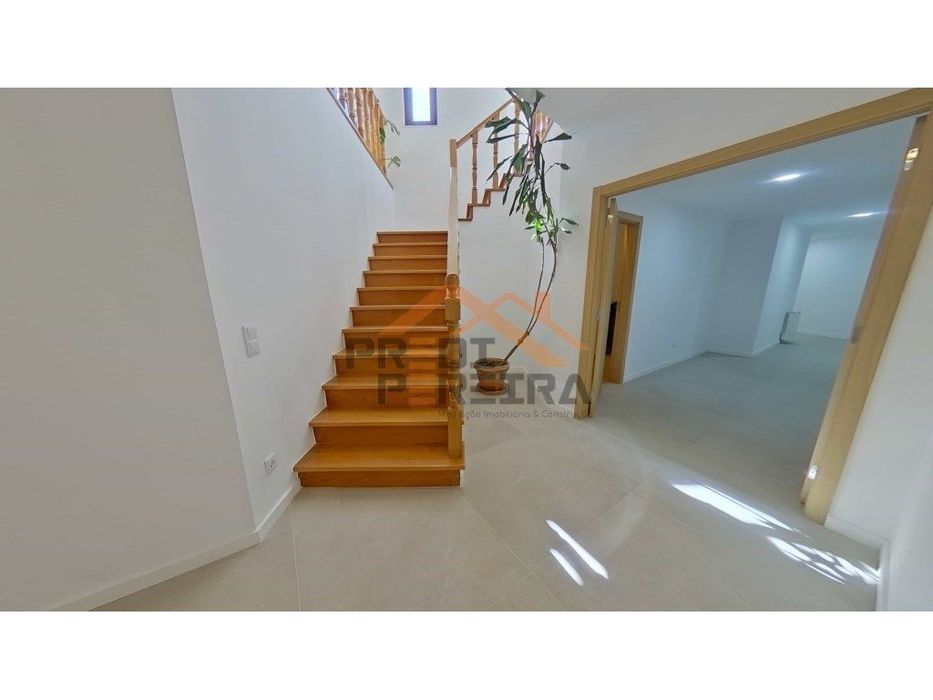 Apartamento T3 duplex remodelado, com box, situado em Casal de Cambra.