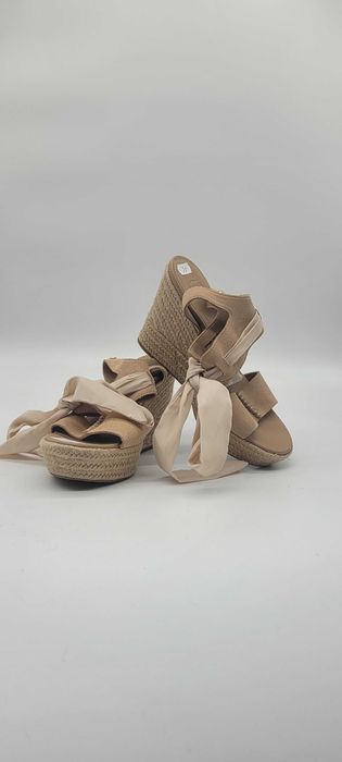 №26- Жіночі босоніжки UGG на танкетці з декоративними стрічками