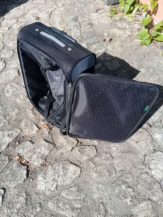 Malas de viagem de mao.