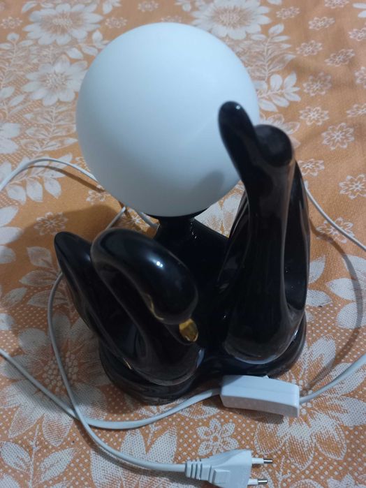 Настільна лампа зі статуеткою