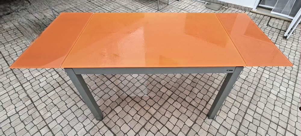 Mesa de vidro com cadeiras