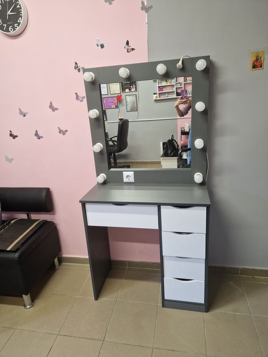 Косметичний столик.