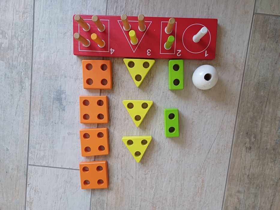 Brinquedo de encaixe de madeira