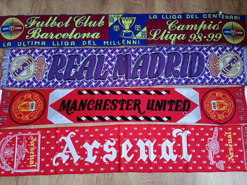 Vários cachecóis de futebol