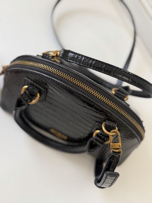 Лаковая сумочка Guess