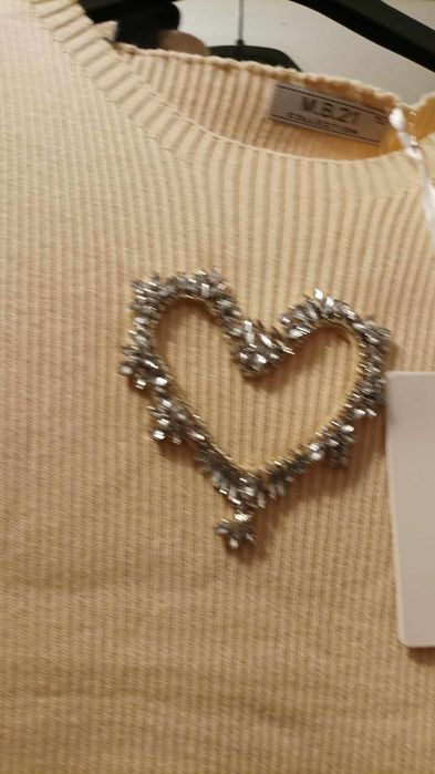 Komplet dzianinowy damski z sercem beżowy.