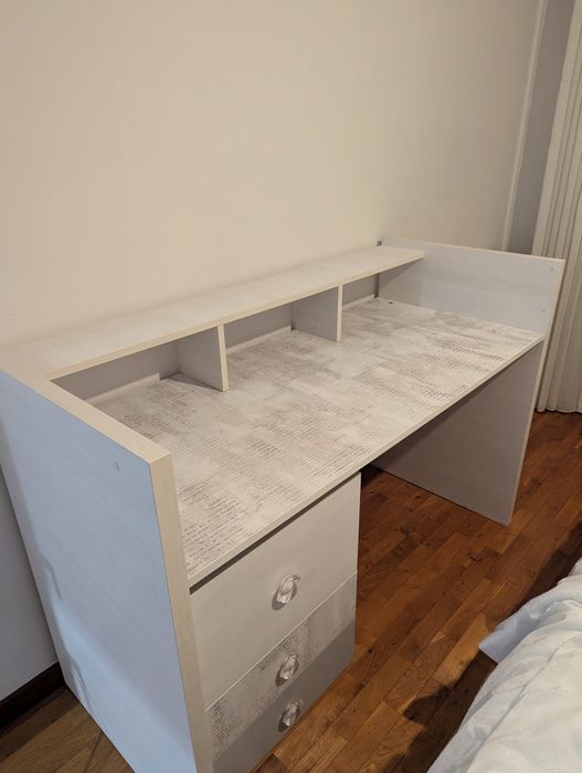 Quarto para criança (cama mesa cabeceira e secretária)