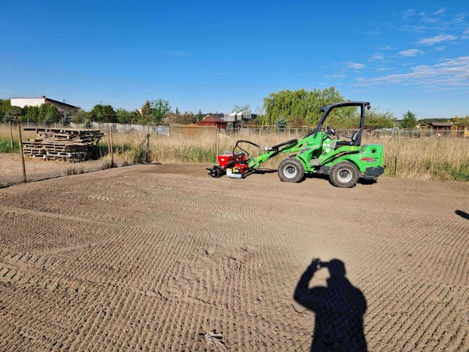 Usługi ogrodnicze glebogryzarką separacyjną Avant, zakładanie trawnika