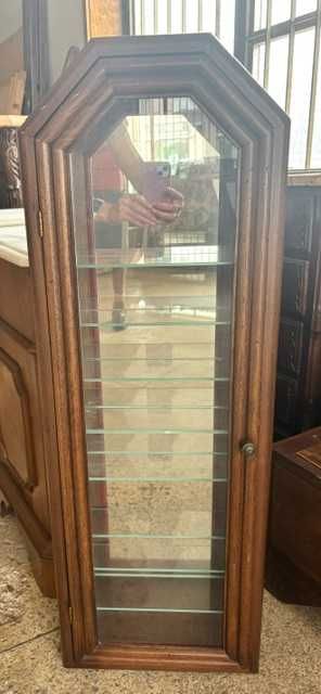 Vitrine Antiga em Madeira com Prateleiras de Vidro